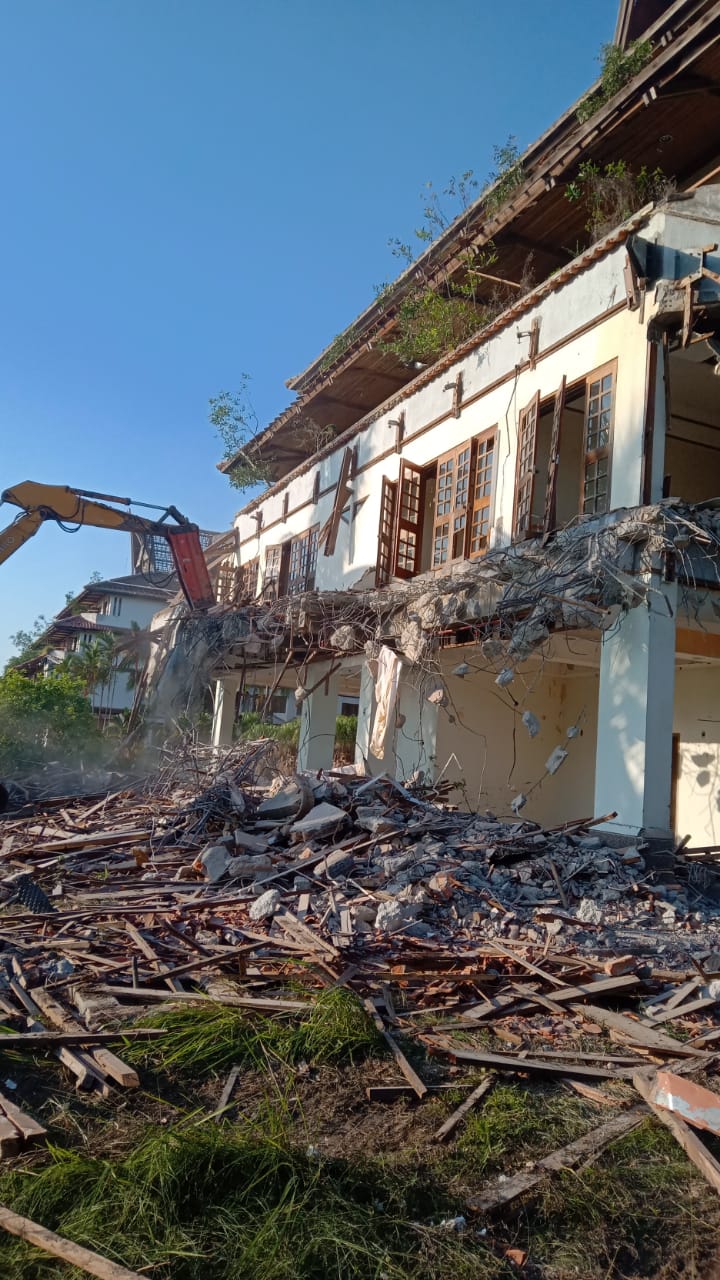 Detik-detik penghancuran dan perobohan Hotel Purajaya pada 21 Juni 2023,