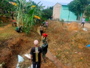 Hari Libur Tetap Bekerja, Satgas TMMD 125 Kodim 0316/Batam Bersama Warga Gotong Royong Bersihkan Lingkungan