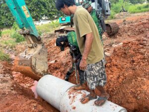 Gunakan Alat Berat, Satgas TMMD ke-125 Kodim 0316/Batam Permudah Pemasangan Gorong-Gorong