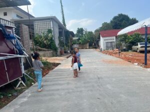 Keceriaan Anak-Anak di Tengah Semangat Pembangunan Jalan oleh Satgas TMMD ke-125 Kodim 0316/Batam