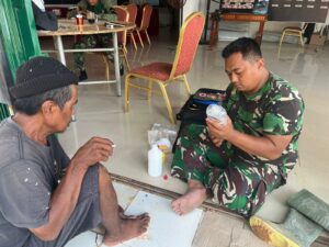 Tim Kesehatan Lapangan TMMD 125 Kodim 0316/Batam Sigap Obati Warga yang Terluka Akibat Kecelakaan Kerja