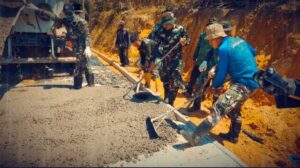 Meski Diguyur Hujan, Tak Menurunkan Semangat Satgas TMMD 125 Kodim 0316/Batam dan Warga Lanjutkan Pengecoran Jalan