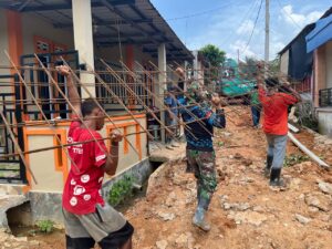 Tak Surutkan Semangat Walupun Terik Matahari Menusuk Badan, Satgas TMMD Pasang Papan Mal dan Wiremesh