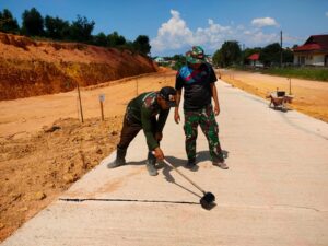 Semenisasi Jalan Rampung, Satgas TMMD 125 Lakukan Pelapisan Aspal Memperkuat Hasil Jalan