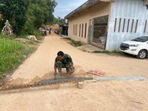 Sungguh Mulia, Jam Istirahat Personel Satgas TMMD ke-125 Tambal Jalan Berlubang di Kavling Sambau IV
