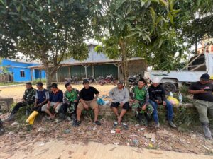 Tampak Humanis, Satgas TMMD ke-125 Kodim 0316/Batam dan Warga Bincang Santai di Waktu Istirahat