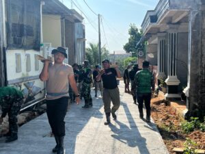 Hari Libur Tak Menyurutkan Semangat, Satgas TMMD ke-125 Kodim 0316/Batam dan Warga Pasang Papan Mal Sebelum Pengecoran