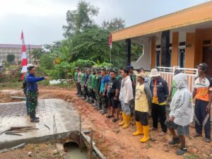 Apel Pagi Saat Rintik Hujan Tak Halangi Semangat Satgas TMMD 125 Kodim 0316/Batam dan Warga Bekerja