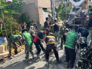 Tak Kenal Libur, Satgas TMMD 125 Genjot Pengecoran Jalan di Sambau