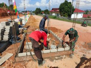 Ciptakan Lingkungan Aman, Satgas TMMD 125 Kodim 0316/Batam Bangun Pos Kamling Untuk Warga Kavling Sambau IV 