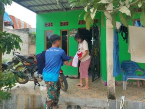 Tanamkan Semangat Cinta Tanah Air,Satgas TMMD ke-125 Kodim 0316/Batam Bagikan Bendera ke Warga