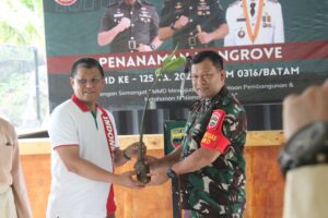 Menjaga Ekosistem dan Abrasi, Satgas TMMD ke-125 Tanam 500 Batang Mangrove