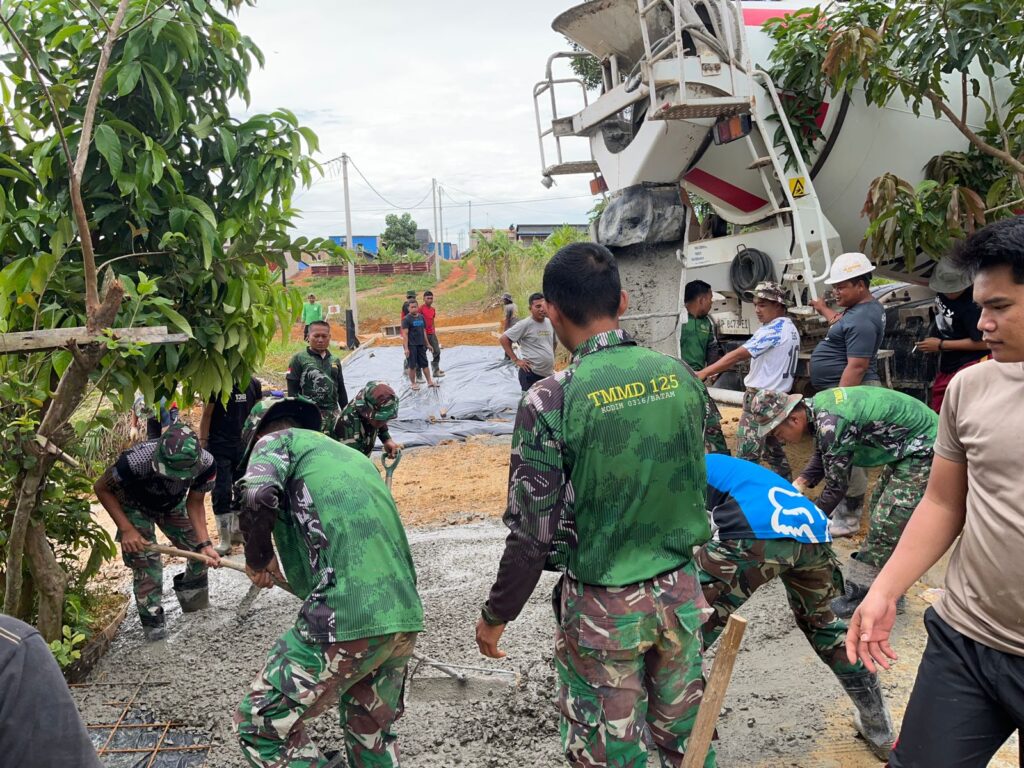 Menunggu Hari, Kekompakan Warga Kavling Sambau IV Bersama Satgas TMMD 125,Tanpa Lelah Kejar Pengecoran.