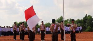 Ditengah Hiruk Suara Mobil Molen, TMMD 125 Kodim Batam Rayakan HUT RI ke-80 Bersama Warga Sambau