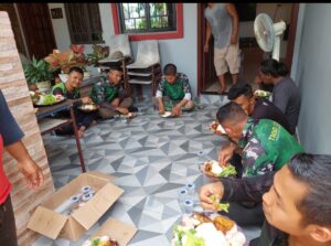 Sejuta Arti: Kehangatan TNI dan Warga Terjalin di Tengah Satgas TMMD 125 Kodim 0316/Batam Makan Bersama Warga