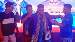Resmi Bergabung dengan Partai Demokrat, Junaidi Terima Baju Partai dari BPOKK DPC Demokrat Batam
