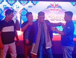 Resmi Bergabung dengan Partai Demokrat, Junaidi Terima Baju Partai dari BPOKK DPC Demokrat Batam